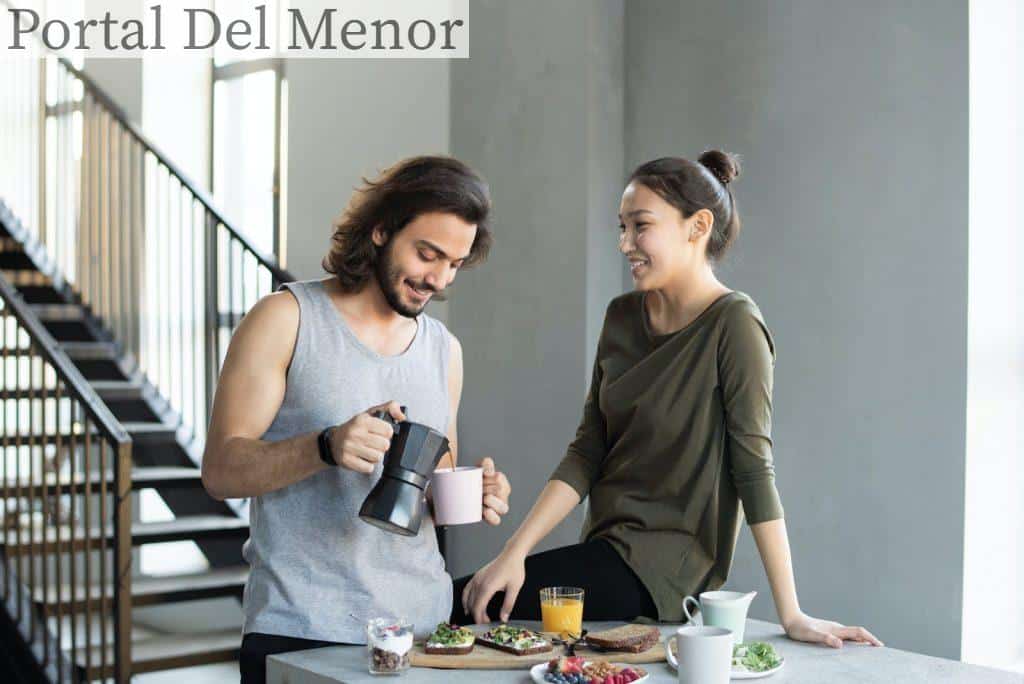 pareja desayunando