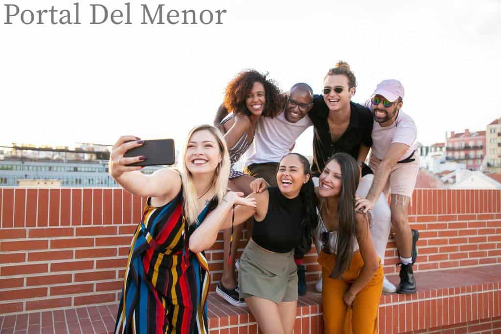 grupo haciendose selfie