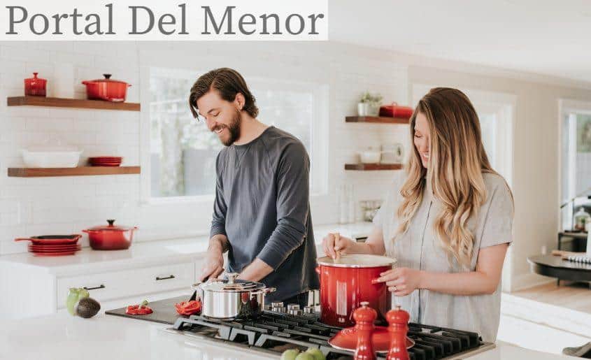 pareja cocinando