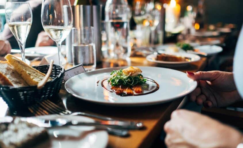 Cómo elegir buenos restaurantes para comer en familia durante un viaje por España